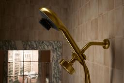 Silestone quartz 31'' backsplash - image 12